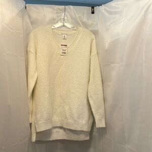 Women’s long sleeve sweater Over sized new NWT cream sweater, color, gorgeous